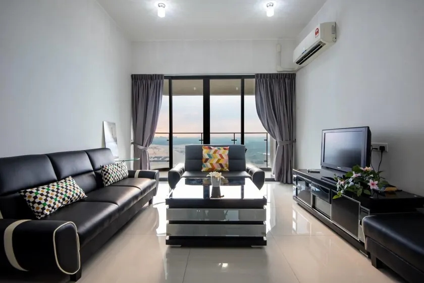 Chic 3BR in Danga Bay with Water Views & Parking - Image 1