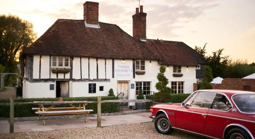 The Three Chimneys Country Pub - Image 1