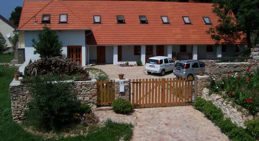 Bakonyi Apartmanház Eplény - Image 1