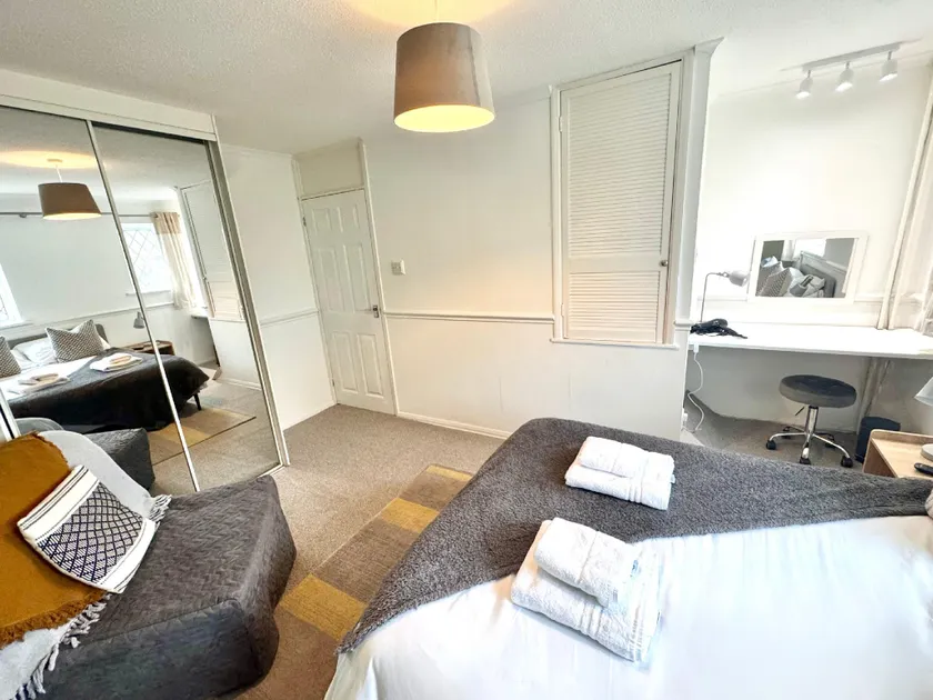 Homely 2 bedroom house, parking - Image 1
