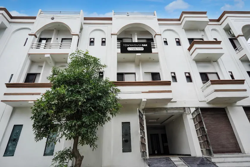 Townhouse Oak Char Dham Vrindavan - Image 1
