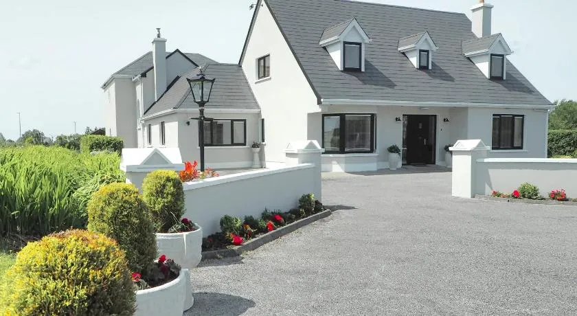 Hillcrest Luxury Apartment - Image 1