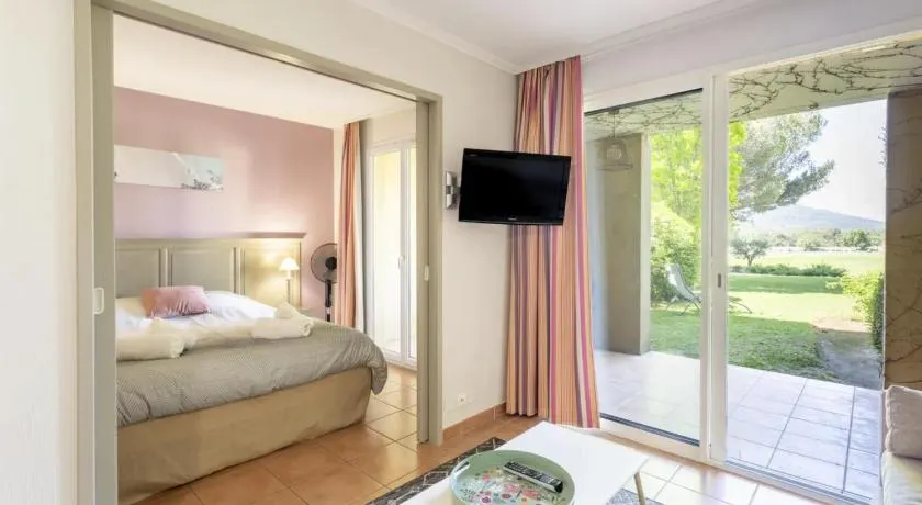 Golf de Pont Royal - appartement paisible rez de jardin - terrasse & piscine - Image 1