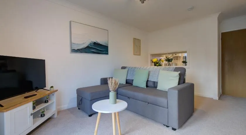 Stamford Central 2-Bed House with Free Parking - Image 1