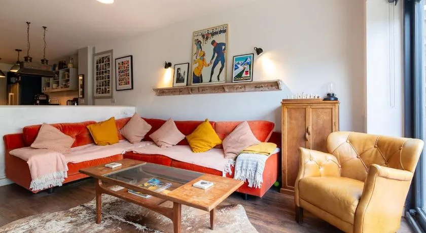 Spacious House with Multiple Bathrooms Parking Garden in Loughborough - Image 1