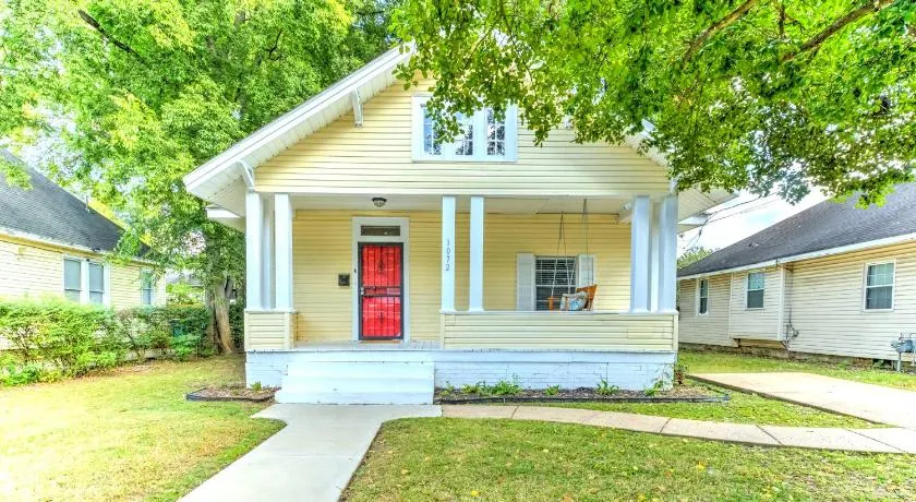 Spacious 3BR Midtown Home - Sleeps 7 - Walkable to Dining & Attractions - Easy Access to Downtown - Image 1