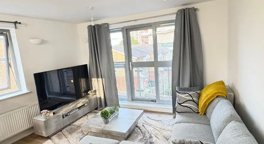 1 Bedroom Sleep 4 Urban Retreat with Private Balcony, Moments from Norwood Station & Crystal Palace FC - Image 1