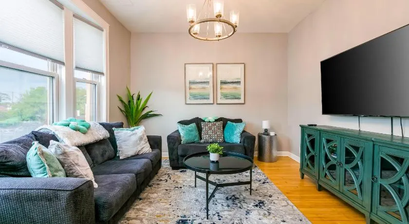 Logan Sq 4BR - Free Parking - Near Nightlife & DT - Image 1
