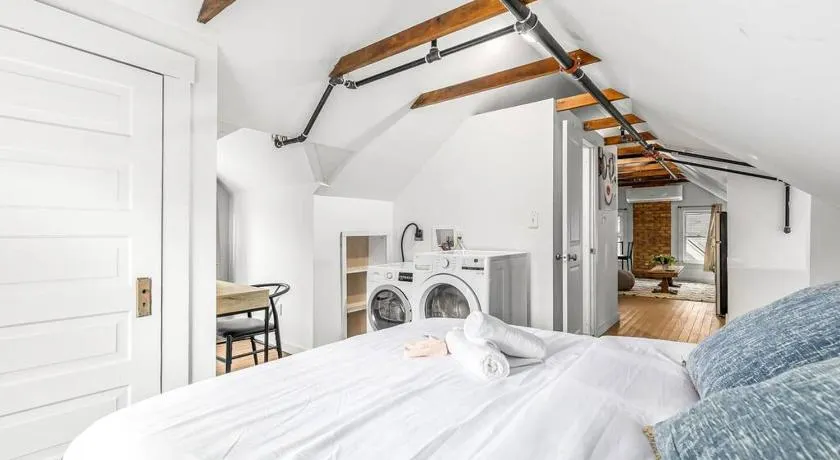 Stately Studio Apartment - Image 1