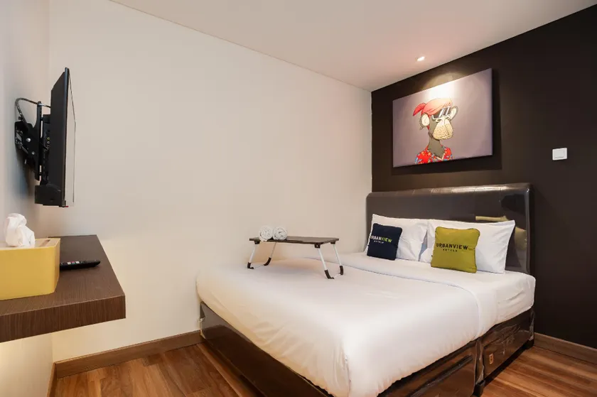 Urbanview Hotel Groovy Inn Tangerang - Image 1