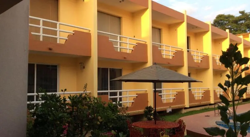 Hotel La Media Luna Inn - Image 1