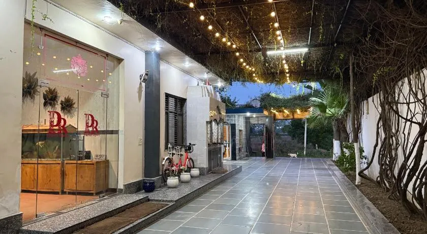 Primrose Hotel - Image 1