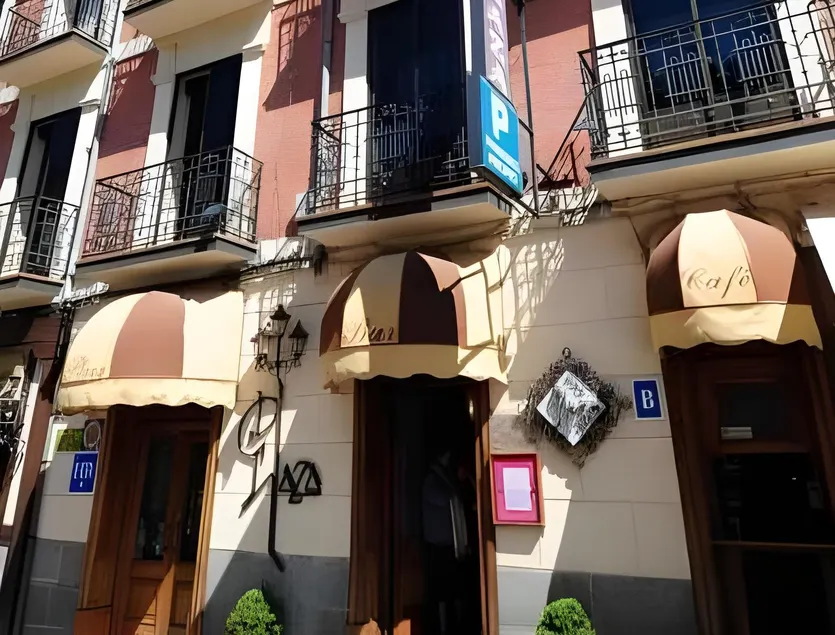 Hostal Plaza - Image 1