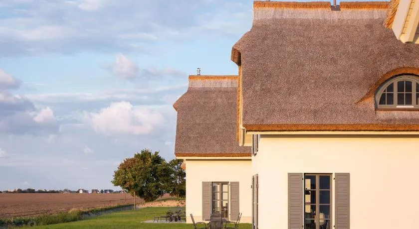 Reetland am Meer - Premium Reetdachvilla mit 3 Schlafzimmern, Sauna und Kamin E10 - Image 1