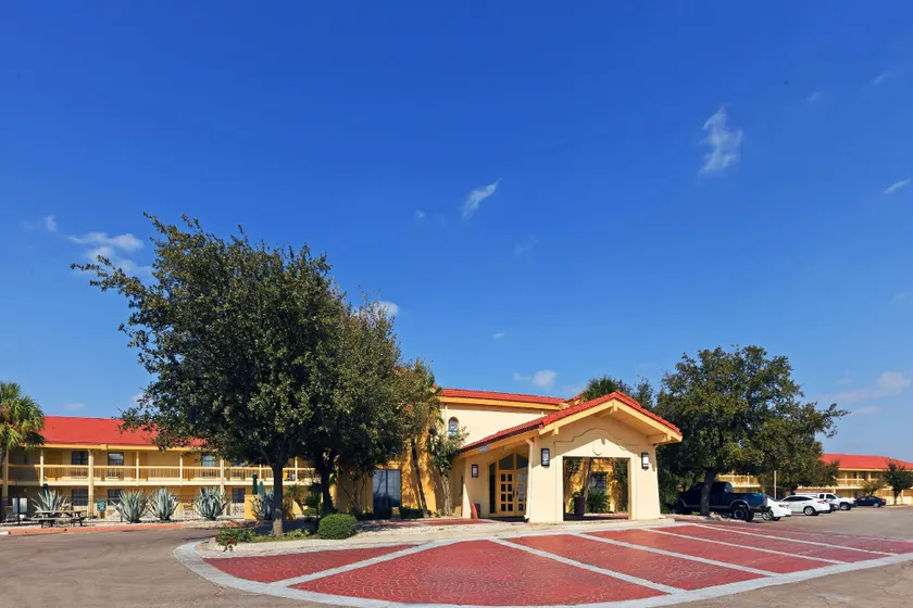 Super 8 by Wyndham Eagle Pass - Image 1