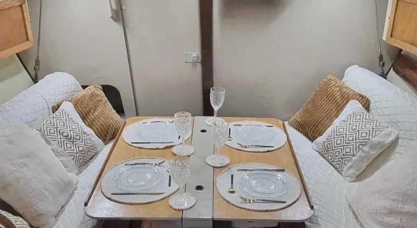 Nuit romantique sur un bateau a Deauville - Image 1