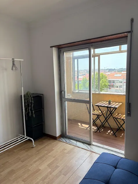 Quiet nook with balcony - Image 1