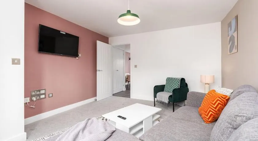 Perfect Booking 3 Bed with Spacious Parking & Garden - Image 1