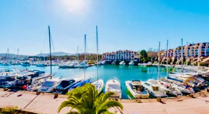 Petit Cocon magnifique vue sur Marina dans le golfe de Saint Tropez - Image 1