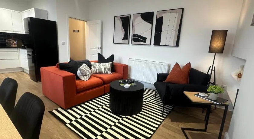Mary Page Suite Your Home in the Heart of Town 3-Bed Parking - Image 1