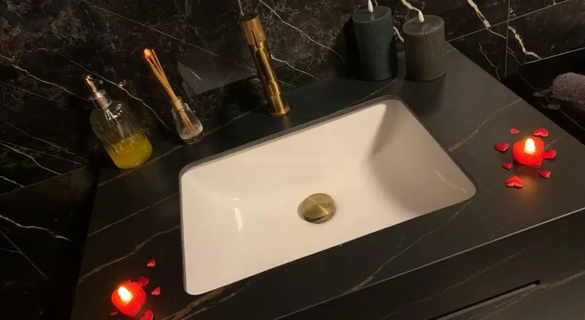 La home Gold Jacuzzi - Image 1