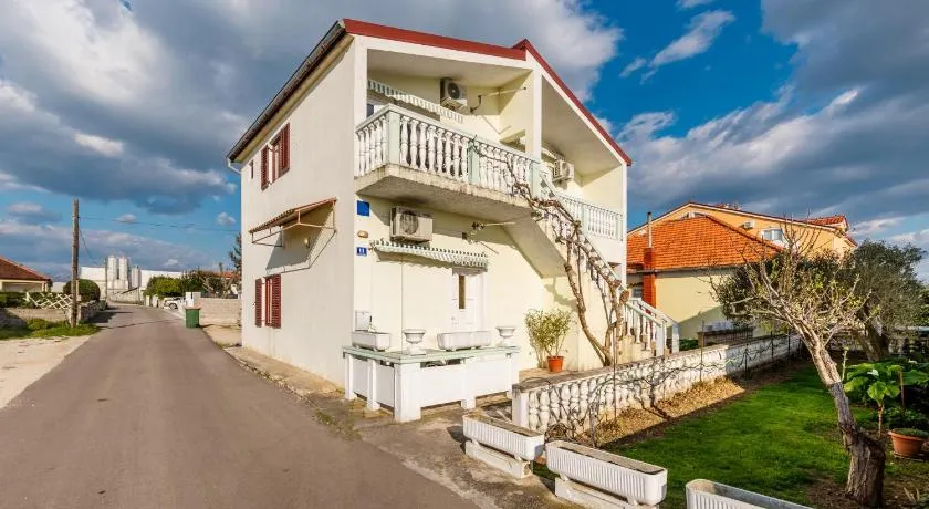 Appartement de vacances avec jardin, barbecue et terrasse | Vue jardin - Image 1
