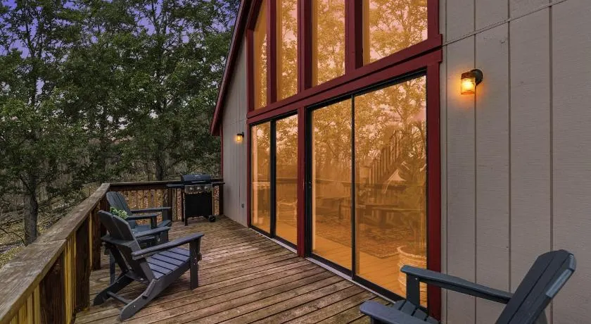Forest 2BR chalet w hot tub & backyard - Image 1