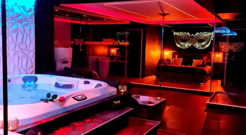 LES SECRETS ROOMS, LOVE ROOM DE LUXE AVEC JACUZZI - Image 1