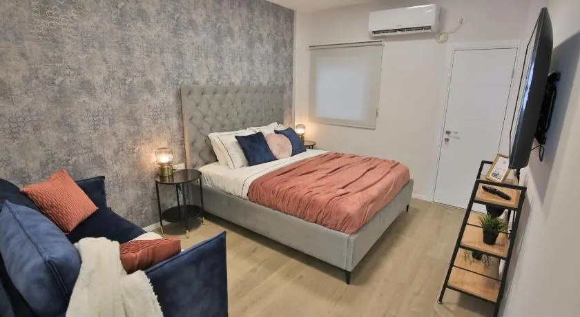 Cozy and stylish 1-bedroom apartment - Image 1