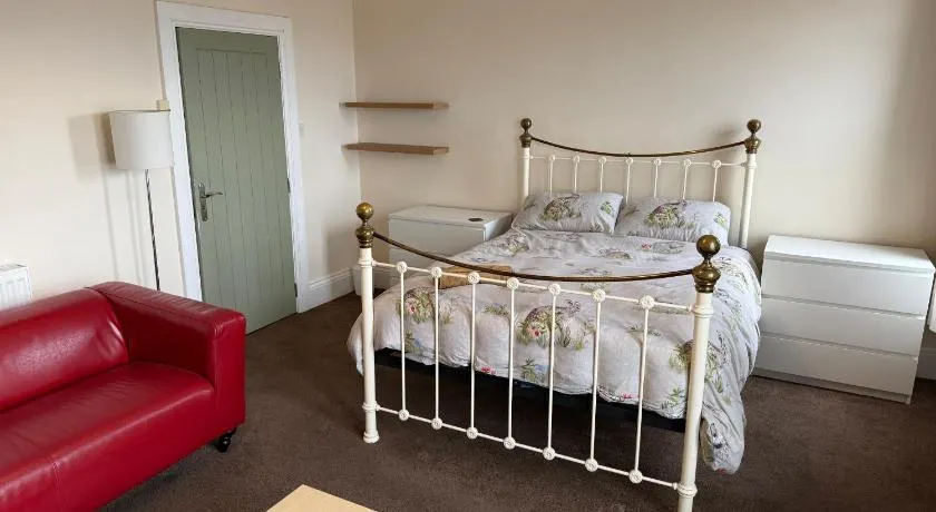 Mill Hill Stays - Image 1