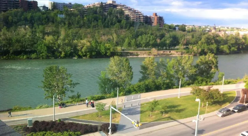 Two bedroom apartment with riverview in Calgary downtown - Image 1