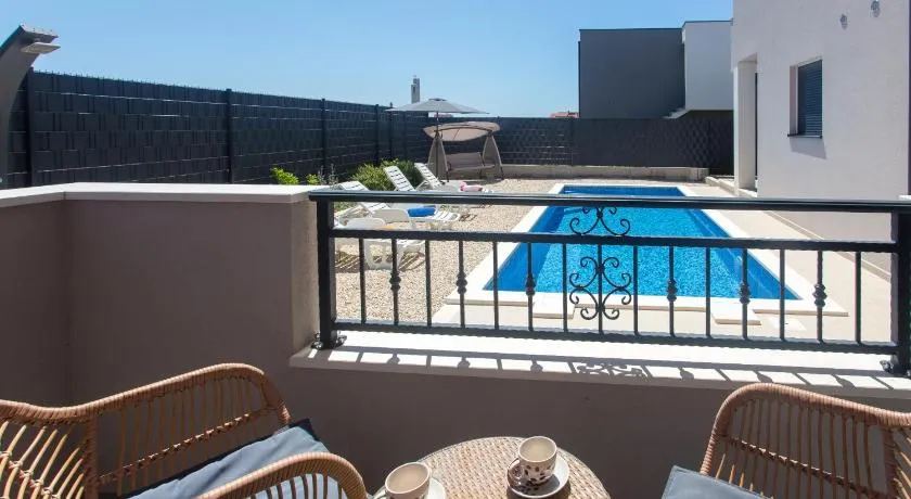 Modern apartment with swimming pool - Image 1