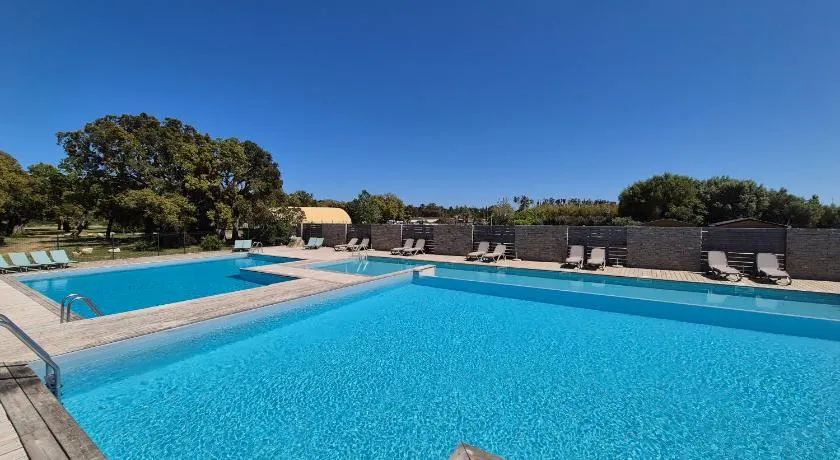 Charmant T2 climatisé avec terrasse à 5min des plages - Image 1