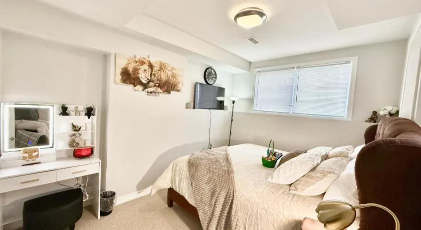 Room in niagara falls Pluto studio - Image 1