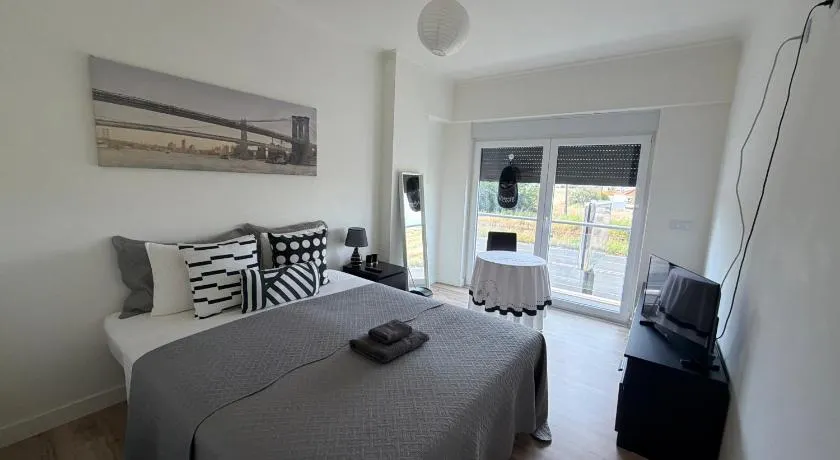 Modern Big Room with Balcony in New Apartment - Image 1