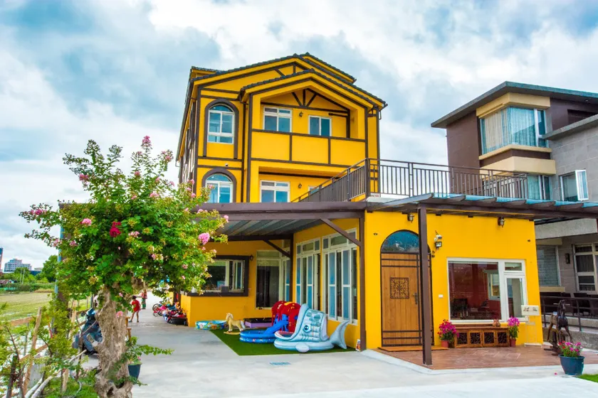 colorful wooden horse homestay - Image 1