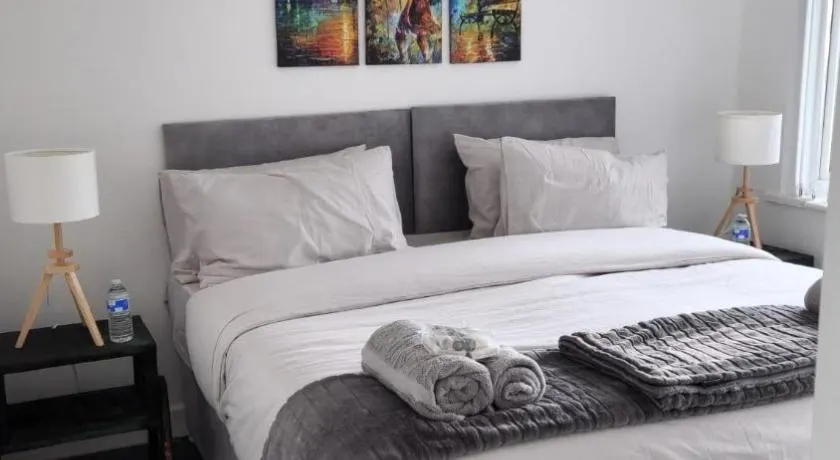 Stylish 3-Bed house NEC-JLR-Airport-HS2-Driveway - Image 1