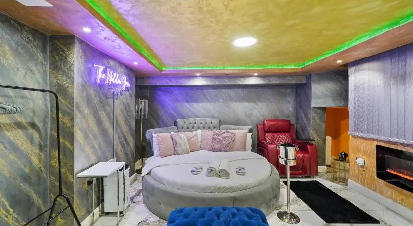 Hidden Gem Lt Properties Jaccuzi bath massage chair Superkingsize bed Parking available - Image 1