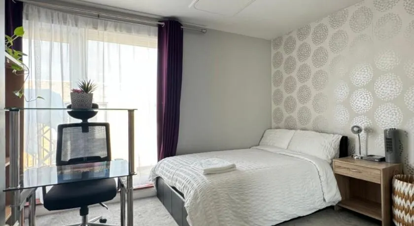 Ensuite Double Room with Balcony - Image 1