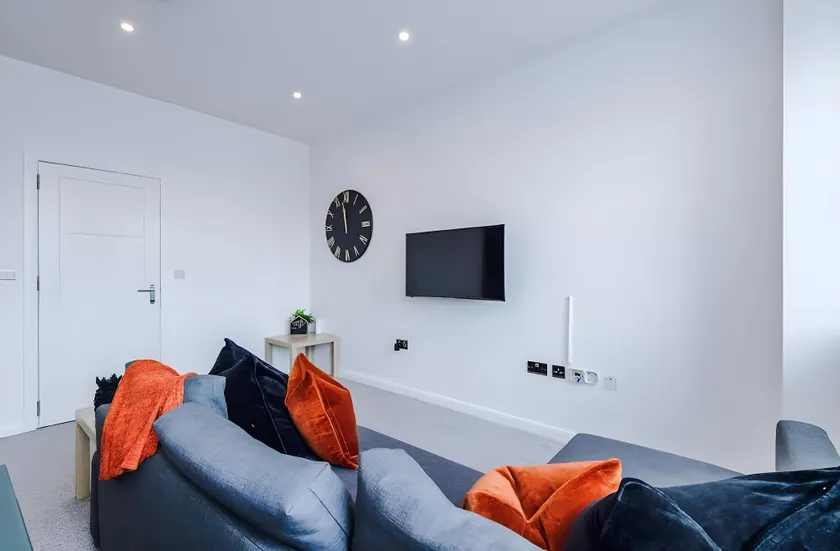 Stunning 2-Bedroom Apartment in Bolton - Image 1