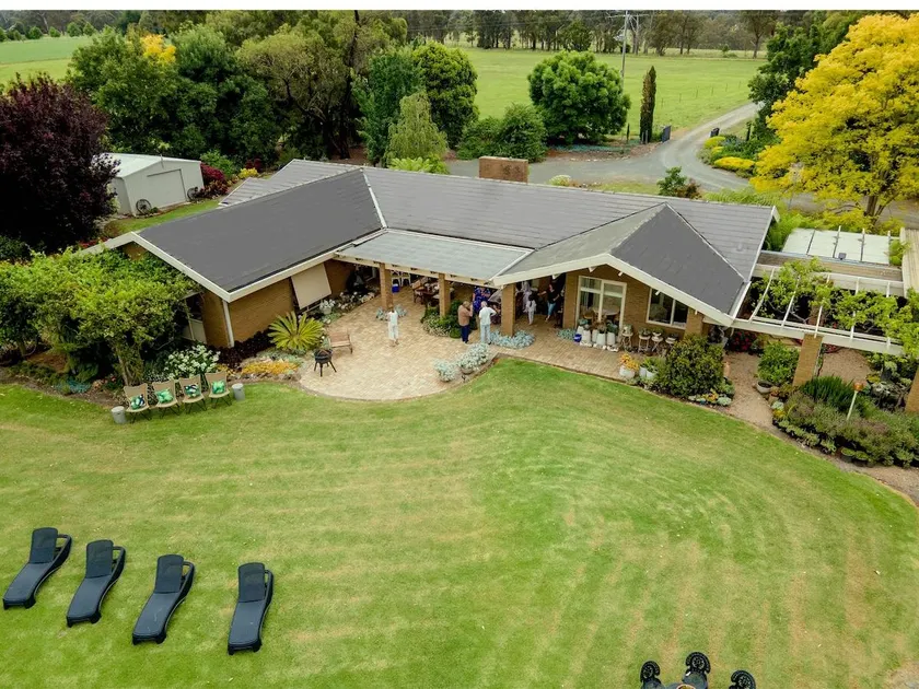 Luxe Homestay 4 BEDROOM Option at 6 O'Clock Shadows - Image 1