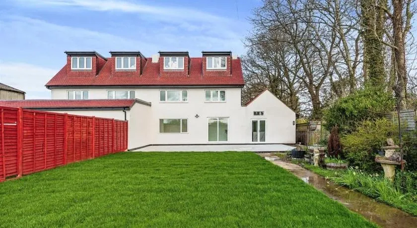 1 Orchard Farm Cottages Sleeps 10, Open plan Kitchen & Large Garden - Image 1