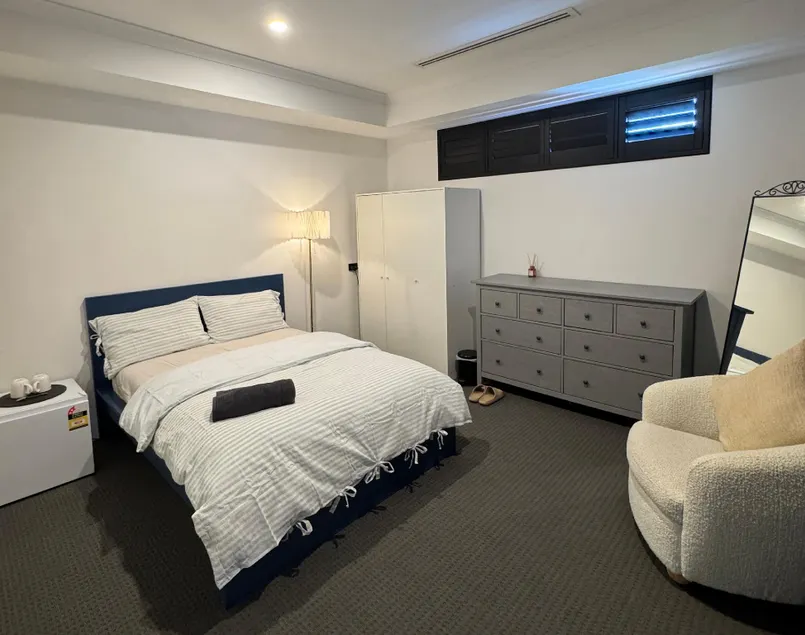 Décembre House - 24hrs Self Late Check-in Shared Home-style Accommodation in Belmont Central - Image 1