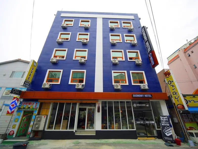 Ekonomy Hotel - Image 1