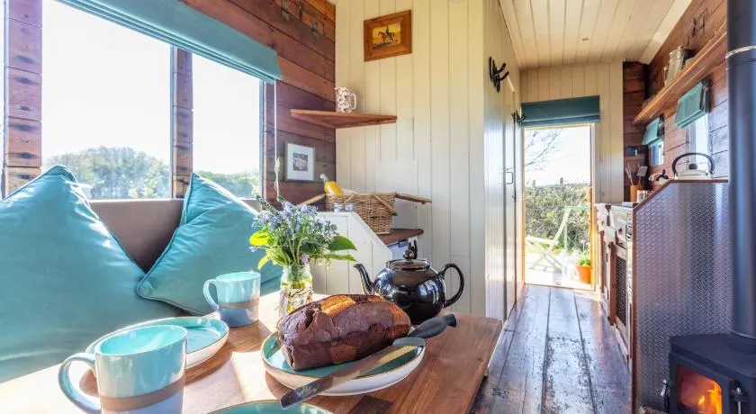 The Hoot Romantic Glamping - Image 1