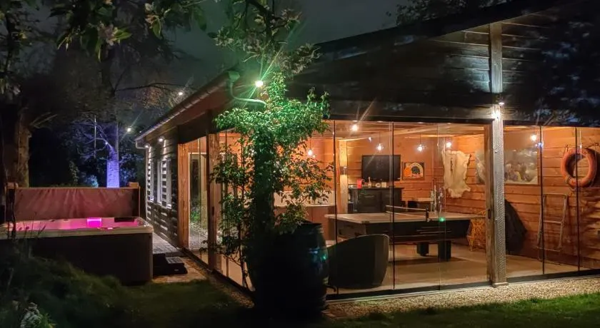 Ecolodge Wellness Tilburg- jacuzzi- privé sauna en zwembad - Image 1