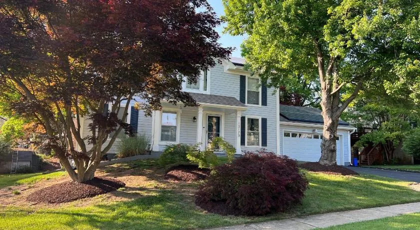 Upgraded, beautiful 4 BD Colonial in Silver Spring - Image 1