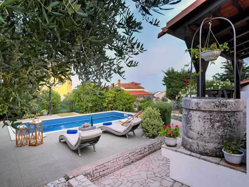 Holiday Home Liznjan near Beach  Pool - Image 1
