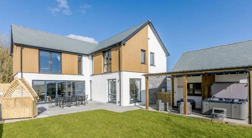4 Bed in Holsworthy oc-85673 - Image 1
