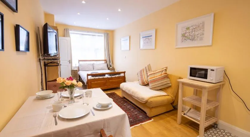 London VEGETARIAN Smoke & Pet Free En-suite with EV parking - Image 1